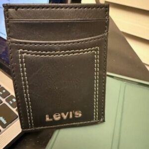 Levi's Wallet magnetic close